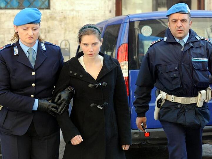 Der dritte Prozess: Amanda Knox, seinerzeit als Mörderin verurteilt, wird zum Gwricht inj Perugia geschafft.