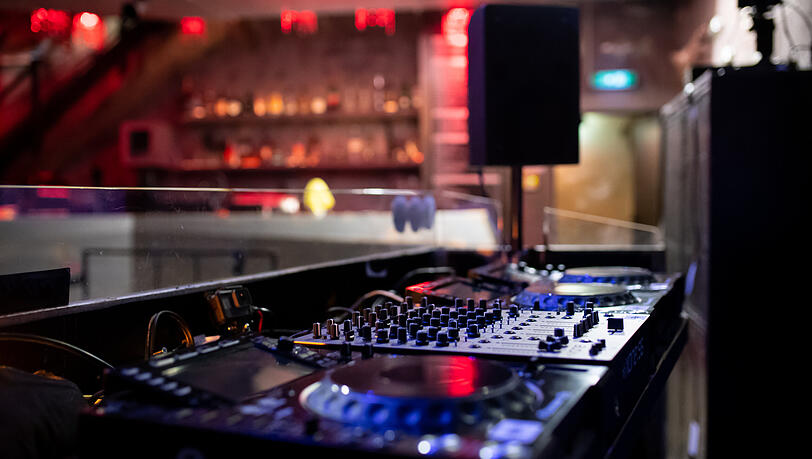 Ein DJ-Pult ist im Club "Harry Klein" zu sehen. Aufgrund der aktuellen Corona-Krise sind Clubs und Bars geschlossen.