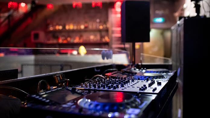 Ein DJ-Pult ist im Club "Harry Klein" zu sehen. Aufgrund der aktuellen Corona-Krise sind Clubs und Bars geschlossen.