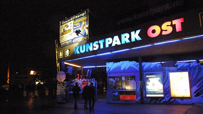 2001 pilgern Partyfreudige aus München und dem Umland zum Kunstpark Ost, dem Großraumdisko-Dorado.