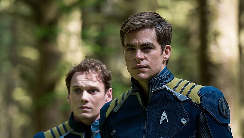 Chris Pine (re.), hier neben dem 2016 verstorbenen Schauspieler Anton Yelchin, soll erneut Captain Kirk spielen.