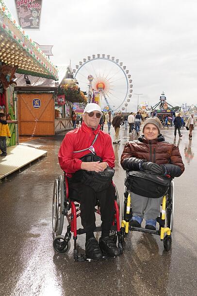 Monika Burger und Werner Graßl inspizieren die Wiesn jedes Jahr auf ihre Barrierefreiheit.