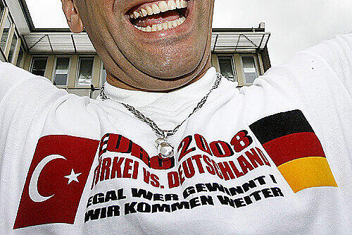 Zwei Herzen in einer Brust.