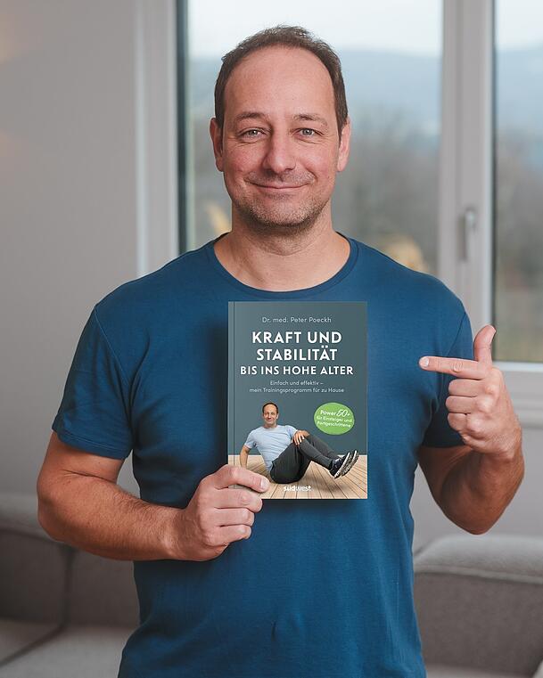 Der 45-j&auml;hrige Peter Poeckh ist Sportmediziner, Bewegungsspezialist und Yogatherapeut. Er erreicht &uuml;ber seine B&uuml;cher, Online-Kurse sowie seinen Youtube- und Instagram-Kanal vor allem Menschen ab 50, die ihre Mobilit&auml;t und Stabilit&auml;t verbessern, Beschwerden lindern und ihnen vorbeugen wollen.