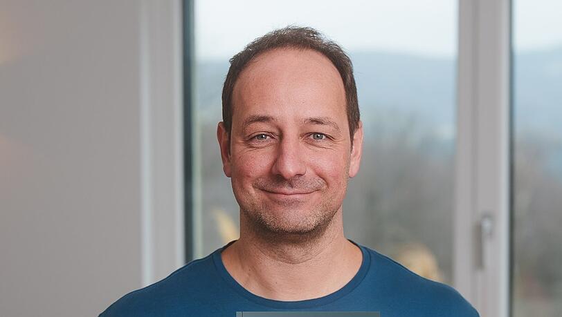 Der 45-j&auml;hrige Peter Poeckh ist Sportmediziner, Bewegungsspezialist und Yogatherapeut. Er erreicht &uuml;ber seine B&uuml;cher, Online-Kurse sowie seinen Youtube- und Instagram-Kanal vor allem Menschen ab 50, die ihre Mobilit&auml;t und Stabilit&auml;t verbessern, Beschwerden lindern und ihnen vorbeugen wollen.