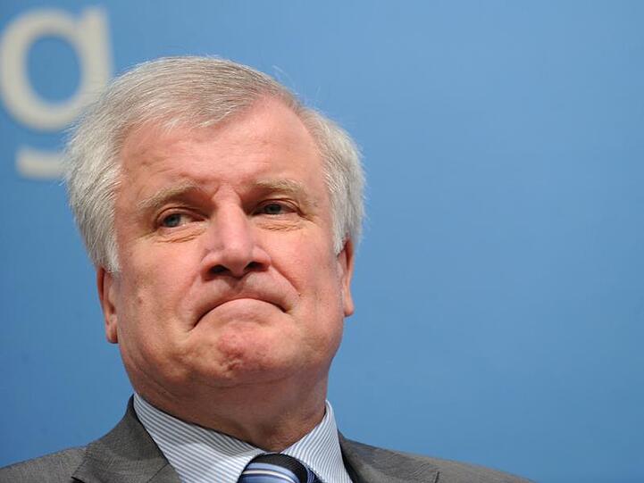 Trotz schöner Herbstsonne leicht muffiger Stimmung: Horst Seehofer bei der Klausur am Tegernsee. Die FDP klagte über fehlende Unterlagen.