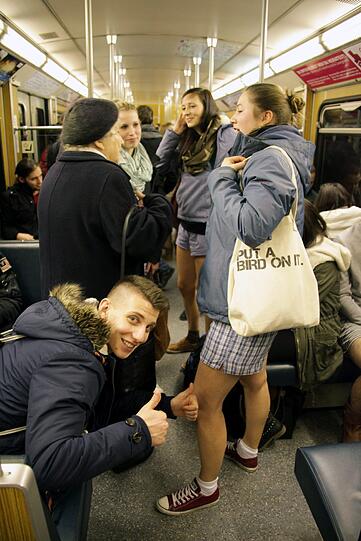 So macht U-Bahn fahren Spaß. Die Bilder vom Unterhosen-Flashmob in München.