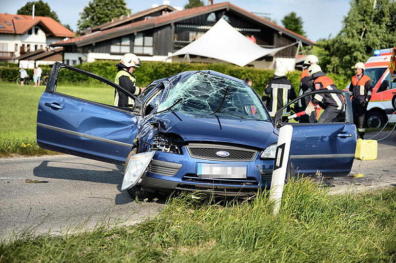Unfall mit Folgen: Ein 18-Jähriger kam mit seinem Auto von der Straße ab und überschlug sich mehrere Male.
