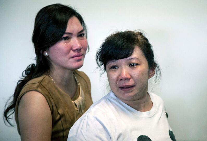 Die Angehörigen der vermissten Passagiere der AirAsia-Maschine hoffen und bangen