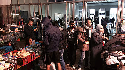 Die ersten knapp 100 Flüchtlinge haben München erreicht und werden versorgt.
