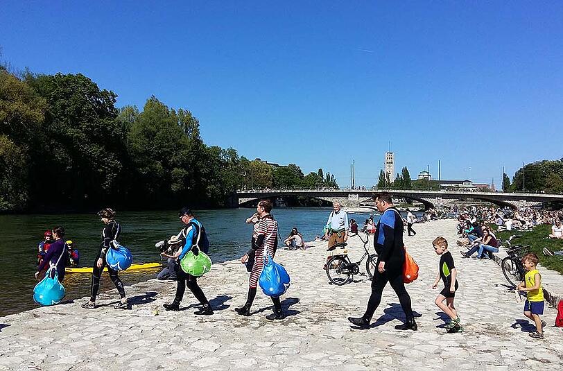 Am Sonntag kann man sich die Isar runtertreiben lassen.