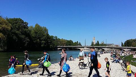 Am Sonntag kann man sich die Isar runtertreiben lassen.