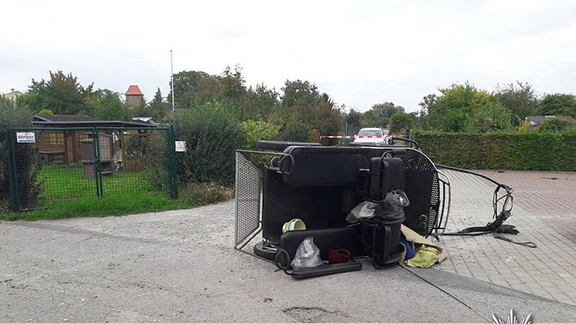 Die umgekippte Pferdekutsche.