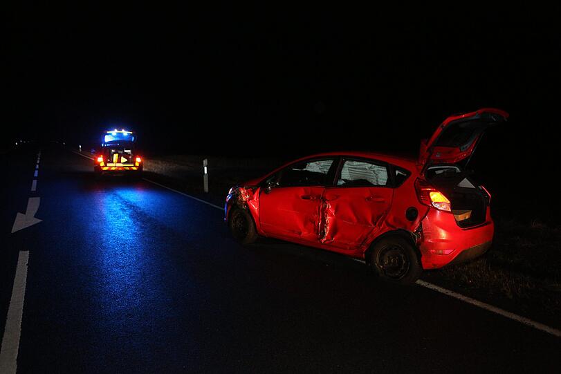 Am Dienstagabend startete ein 26-Tonner eine Amokfahrt und hinterließ eine Spur der Verwüstung. Die Hintergründe sind noch unklar.