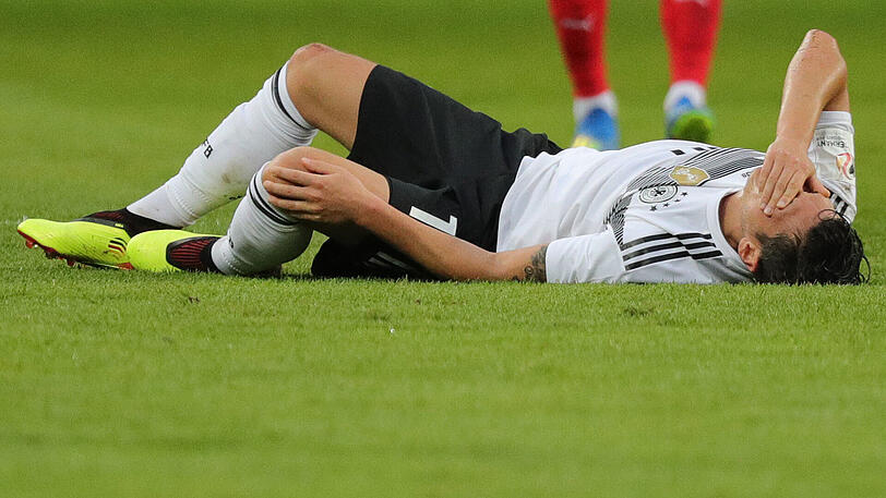 WM-Testspiel gegen Österreich (1:2): Deutschlands Mesut Özil liegt verletzt am Boden.