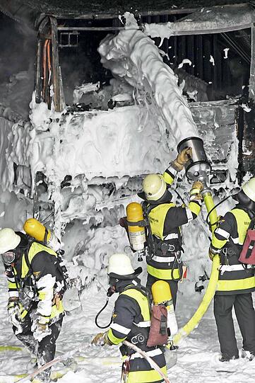 Brennender Reisebus am Mittleren Ring in Giesing: Die Feuerwehr ist mit einem Großaufgebot im Einsatz.