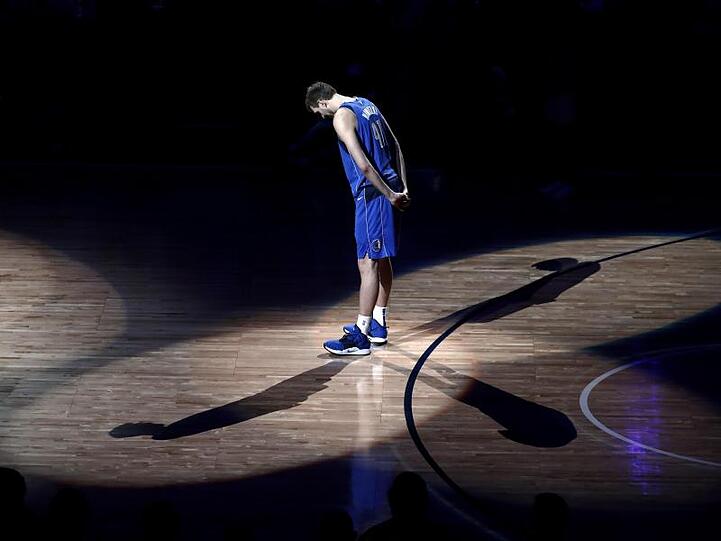 Dirk Nowitzki von den Dallas Mavericks steht nach seinem letzen Heimspiel auf dem Spielfeld. Foto: Tony Gutierrez