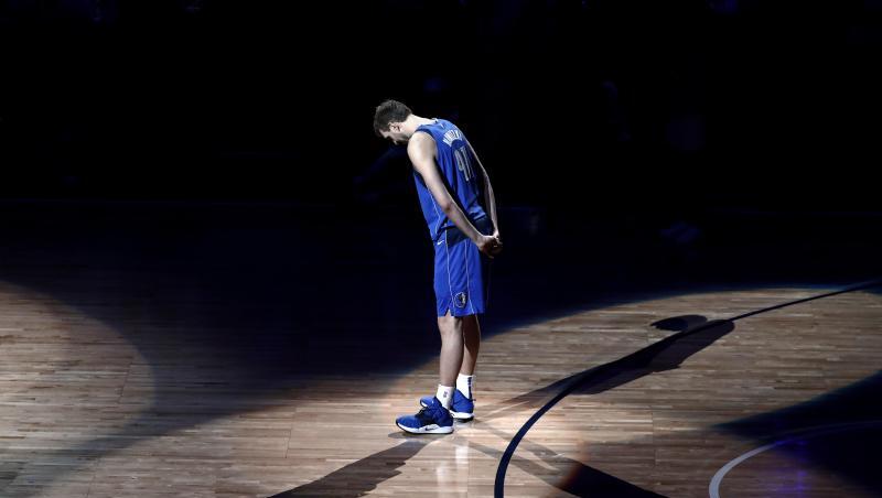 Dirk Nowitzki von den Dallas Mavericks steht nach seinem letzen Heimspiel auf dem Spielfeld. Foto: Tony Gutierrez Dirk Nowitzki von den Dallas Mavericks steht nach seinem letzen Heimspiel auf dem Spielfeld. Foto: Tony Gutierrez