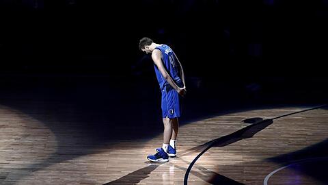 Dirk Nowitzki von den Dallas Mavericks steht nach seinem letzen Heimspiel auf dem Spielfeld. Foto: Tony Gutierrez
