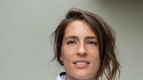 Tennisspielerin Andrea Petkovic steht auf einer Tennisanlage.