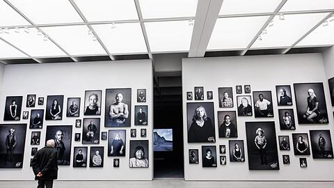 Ein Mann steht in der Ausstellung "Shirin Neshat. Living in one land, dreaming in another".