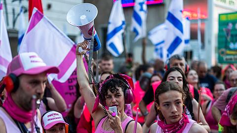 Trotz eines vorübergehenden Stopps der umstrittenen Justizreform demonstrieren in Israel landesweit erneut Tausende Menschen gegen die Pläne der rechts-religiösen Regierung von Benjamin Netanjahu - so wie hier in Tel-Aviv.