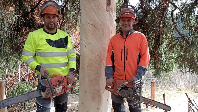 Der Ellmauer Andreas Hörhager (rechts) mit einem Mitarbeiter, hier kurz vor der Fällung des neuen Münchner Christbaums am Montag. Der Ellmauer Andreas Hörhager (rechts) mit einem Mitarbeiter, hier kurz vor der Fällung des neuen Münchner Christbaums am Montag.