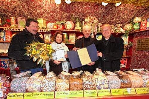 Bürgermeister Klemens Gsell (rechts) zeichnet den Kräuterbonbon-Stand von Ludmilla und Franz Mühlbauer aus.