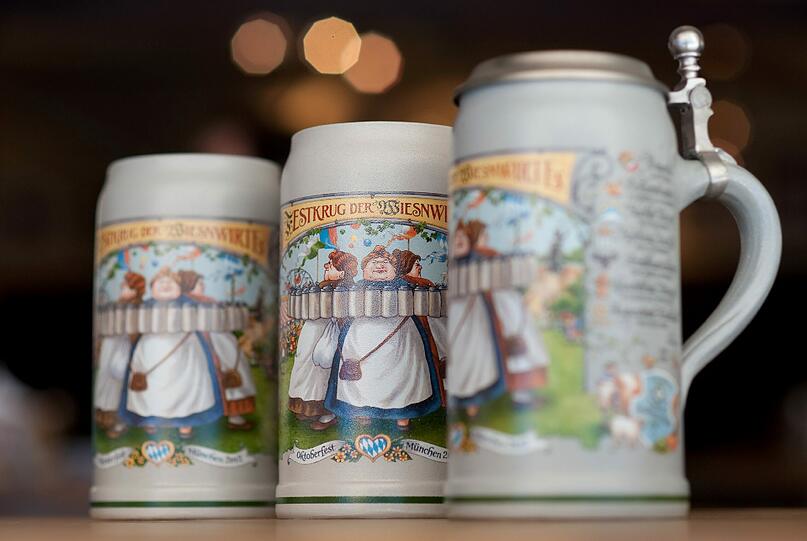 Der "Festkrug der Wiesnwirte" für das Oktoberfest 2012 steht am Freitag (27.07.2012) bei der Präsentation auf einem Tisch.