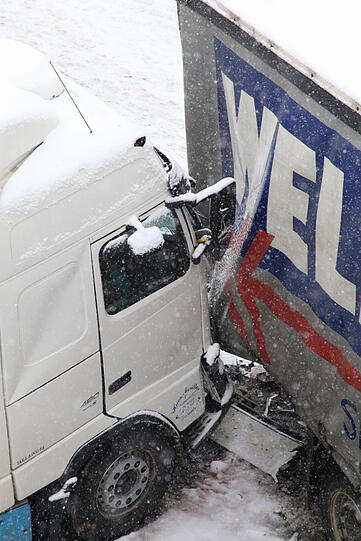 Auf der A8 rutscht ein Lkw am Dienstag auf das vorausfahrende Fahrzeug. Wegen Schneeglätte kam er nicht mehr rechtzeitig zum Stehen. Die zwei Fahrer werden verletzt.