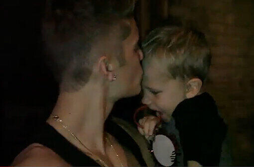 Justin Bieber singt für seinen kleinen Bruder Happy Birthday.