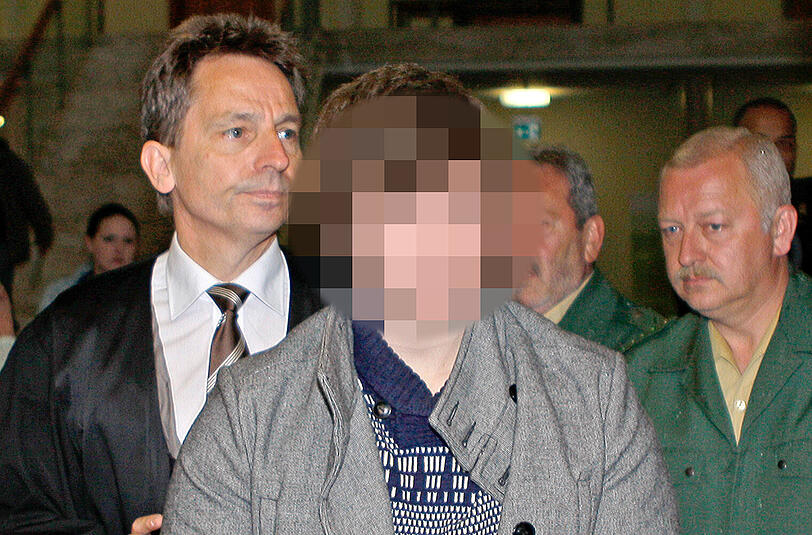 Der Angeklagte Christoph R. wird von seinem Anwalt in den Saal des Landgerichtes in Traunstein geführt.