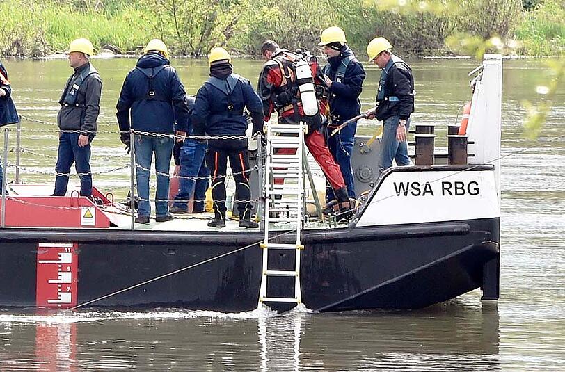 Bilder vom Großeinsatz in Mariaposching an der Donau. Am Dienstag ist hier eine Fähre gesunken &ndash; die Bergungsarbeiten sind aufwendig.