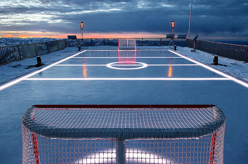 Die DEL-Profis des EHC Red Bull München spielen Eishockey auf der Zugspitze - anlässlich des 110. Markengeburtstages von Partner Osram. Die faszinierenden Bilder aus 3.000 Meter Höhe.