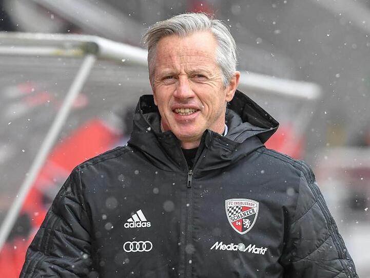 Trainer Jens Keller von Ingolstadt steht vor einem Spiel im Stadion. Foto: Armin Weigel/Archiv