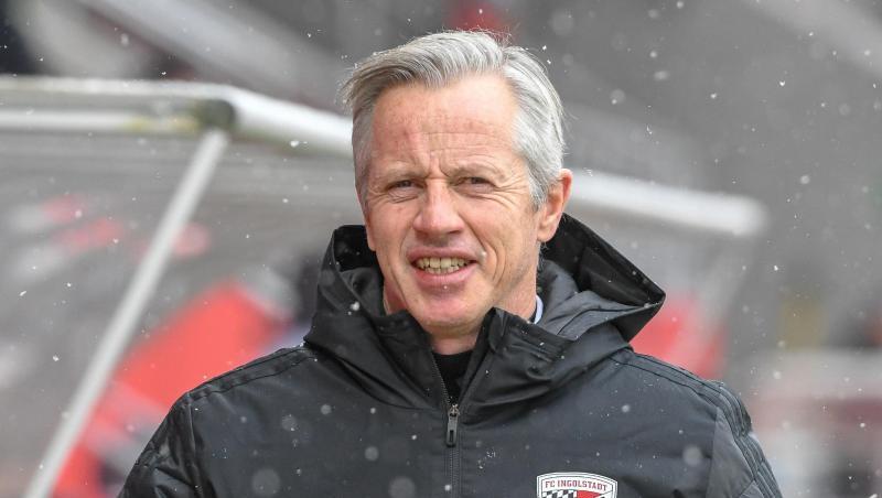 Trainer Jens Keller von Ingolstadt steht vor einem Spiel im Stadion. Foto: Armin Weigel/Archiv Trainer Jens Keller von Ingolstadt steht vor einem Spiel im Stadion. Foto: Armin Weigel/Archiv