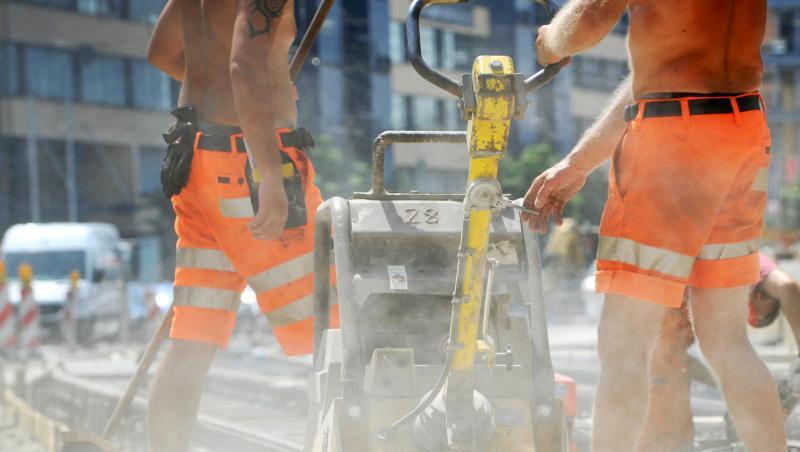 Straßenarbeiter befestigen bei großer Hitze mit einem Rüttler den Staßenbelag. Foto: Frank Leonhardt/Archiv Straßenarbeiter befestigen bei großer Hitze mit einem Rüttler den Staßenbelag. Foto: Frank Leonhardt/Archiv