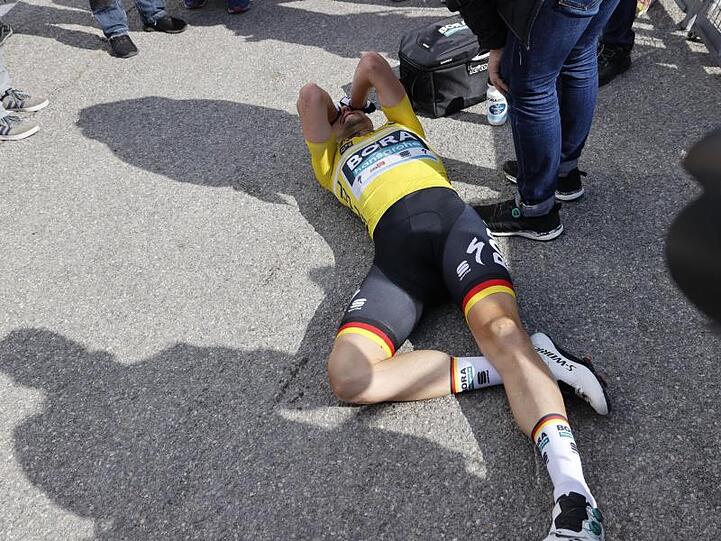 Völlig entkräftet: Nach seinem Triumph Schachmann in Valdeblore La Colmiane.