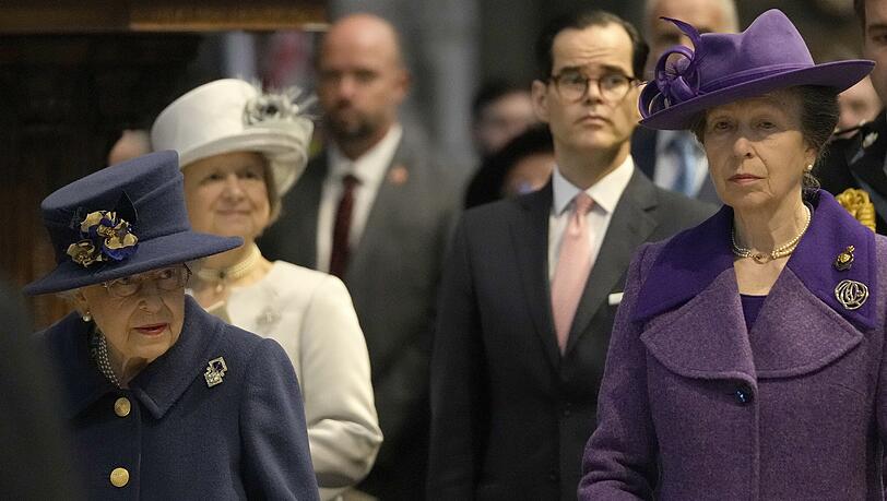 Queen Elizabeth mit ihrer Tochter, Prinzessin Anne, bei einem Gedenkgottesdienst. Queen Elizabeth mit ihrer Tochter, Prinzessin Anne, bei einem Gedenkgottesdienst.