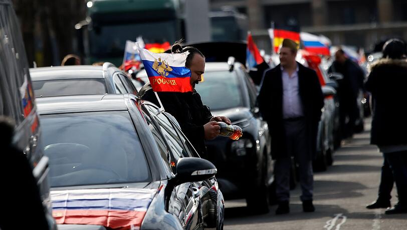 Russische Flaggen wehen an Autos vor dem Berliner Olympiastadion.