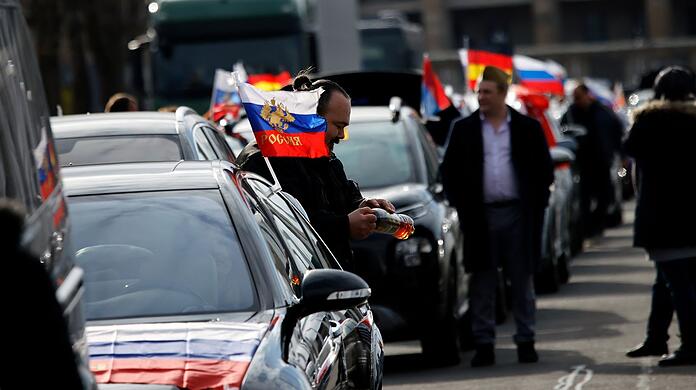 Russische Flaggen wehen an Autos vor dem Berliner Olympiastadion.
