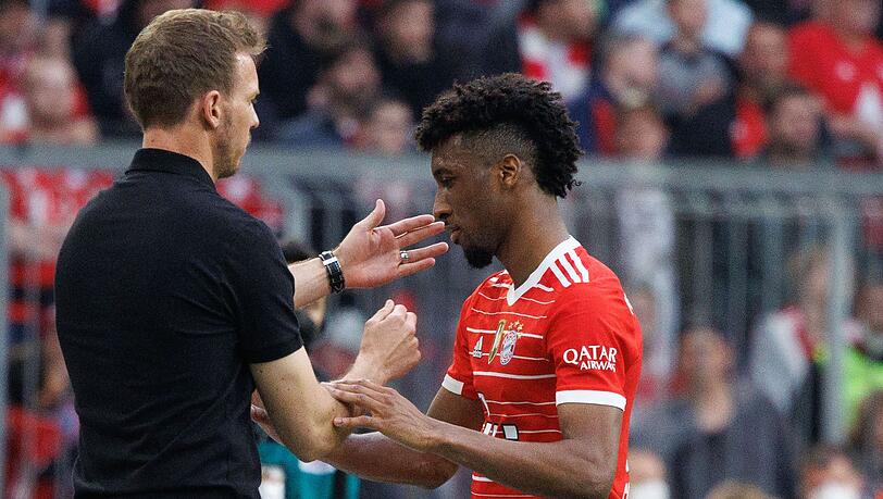 Bayerns Trainer Julian Nagelsmann (l) tröstet Kingsley Coman, der nach einer roten Karte vom Platz geht.