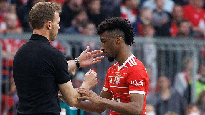 Bayerns Trainer Julian Nagelsmann (l) tröstet Kingsley Coman, der nach einer roten Karte vom Platz geht.