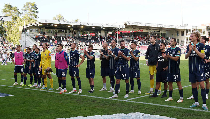 Applaus für die mitgereisten Fans: Auf den Support ihrer Anhänger konnten sich die Löwen auch in Sandhausen verlassen. Applaus für die mitgereisten Fans: Auf den Support ihrer Anhänger konnten sich die Löwen auch in Sandhausen verlassen.