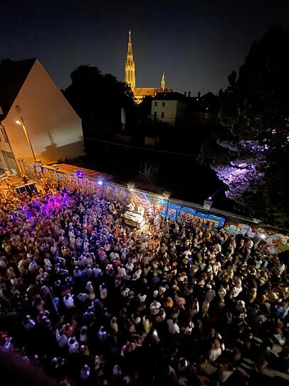 Giesing feiert: Eine Open-Air-Party des Riffraff beim Ois Giasing 2023 auf der Weinbauernstraße.