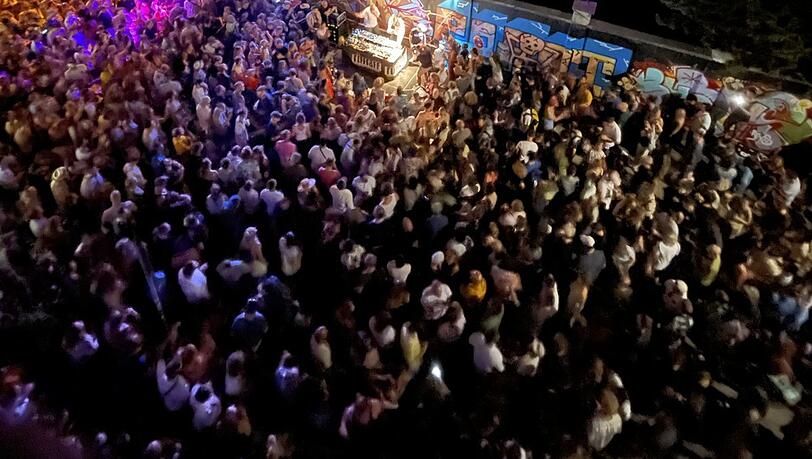 Giesing feiert: Eine Open-Air-Party des Riffraff beim Ois Giasing 2023 auf der Weinbauernstraße. Giesing feiert: Eine Open-Air-Party des Riffraff beim Ois Giasing 2023 auf der Weinbauernstraße.