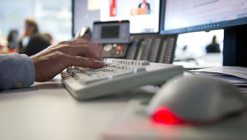 Fast jeder vierte Büroarbeiter in Deutschland ist einer Umfrage zufolge unzufrieden mit seinem Job. Fast jeder vierte Büroarbeiter in Deutschland ist einer Umfrage zufolge unzufrieden mit seinem Job.