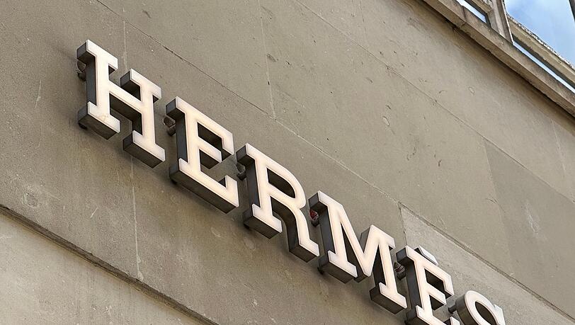 Hermès will im Zollkonflikt seine Kunden stärker zur Kasse bitten.
