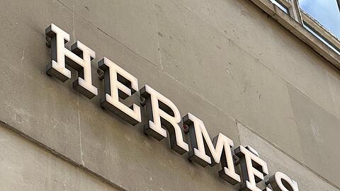 Hermès will im Zollkonflikt seine Kunden stärker zur Kasse bitten.