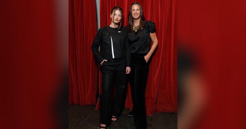 Prominenter-Mutter-Tochter-Auftritt-Emma-und-Dana-Schweiger-in-Berlin